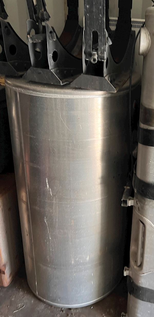 Volvo Dieseltank 570 L med 3 bæringer, Tilbehør